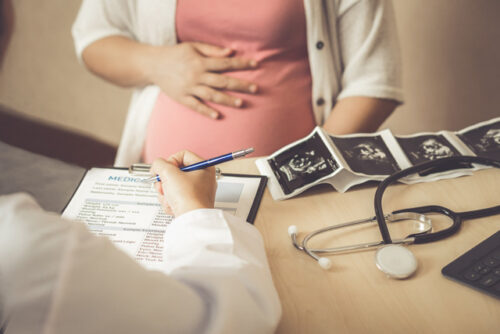 Pregnant woman visit gynecologist doctor